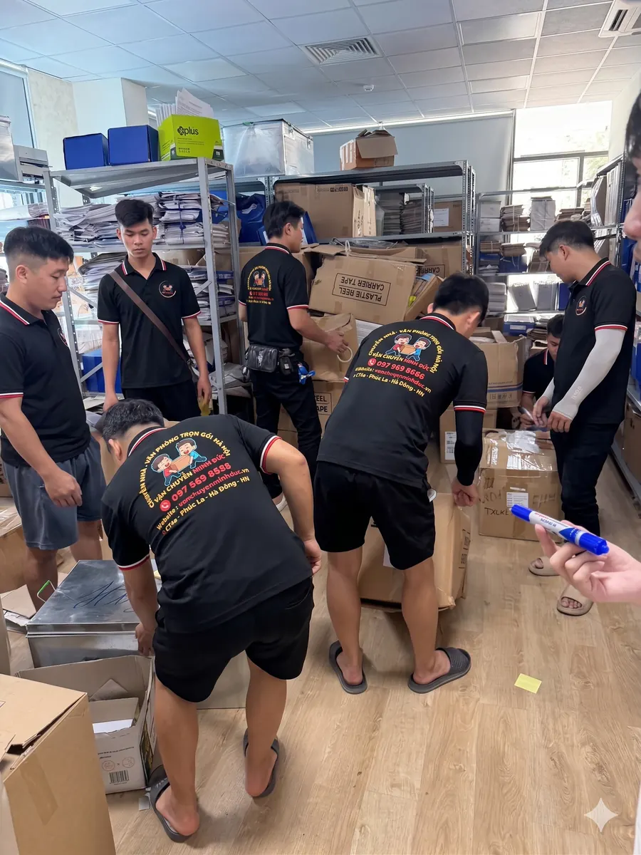 Phân loại hàng hóa trước khi chuyển cửa hàng